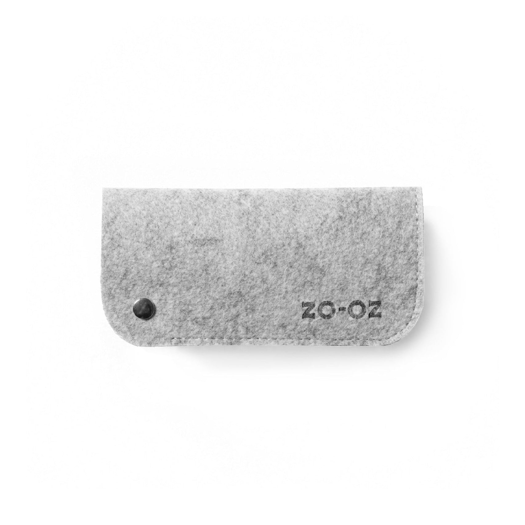 Custodia protettiva per occhiali da sole firmata zo-oz, realizzata in morbido feltro grigio eco-friendly.