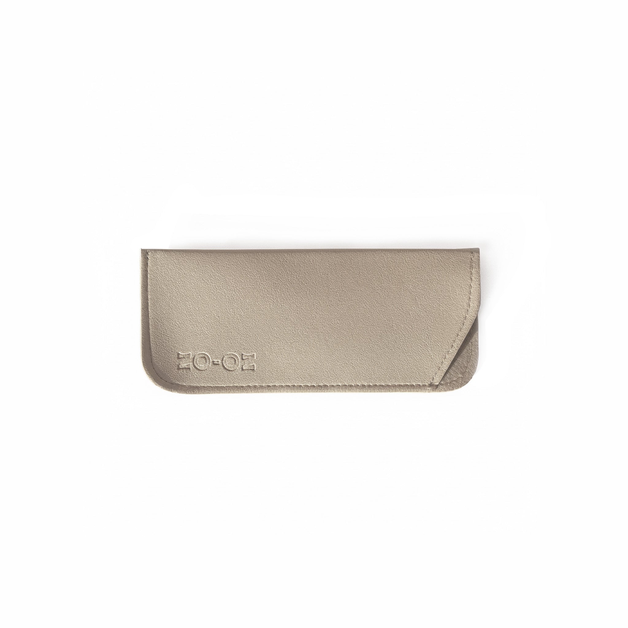 Custodia protettiva per occhiali da sole firmata zo-oz, realizzata in semilpelle colore beige.