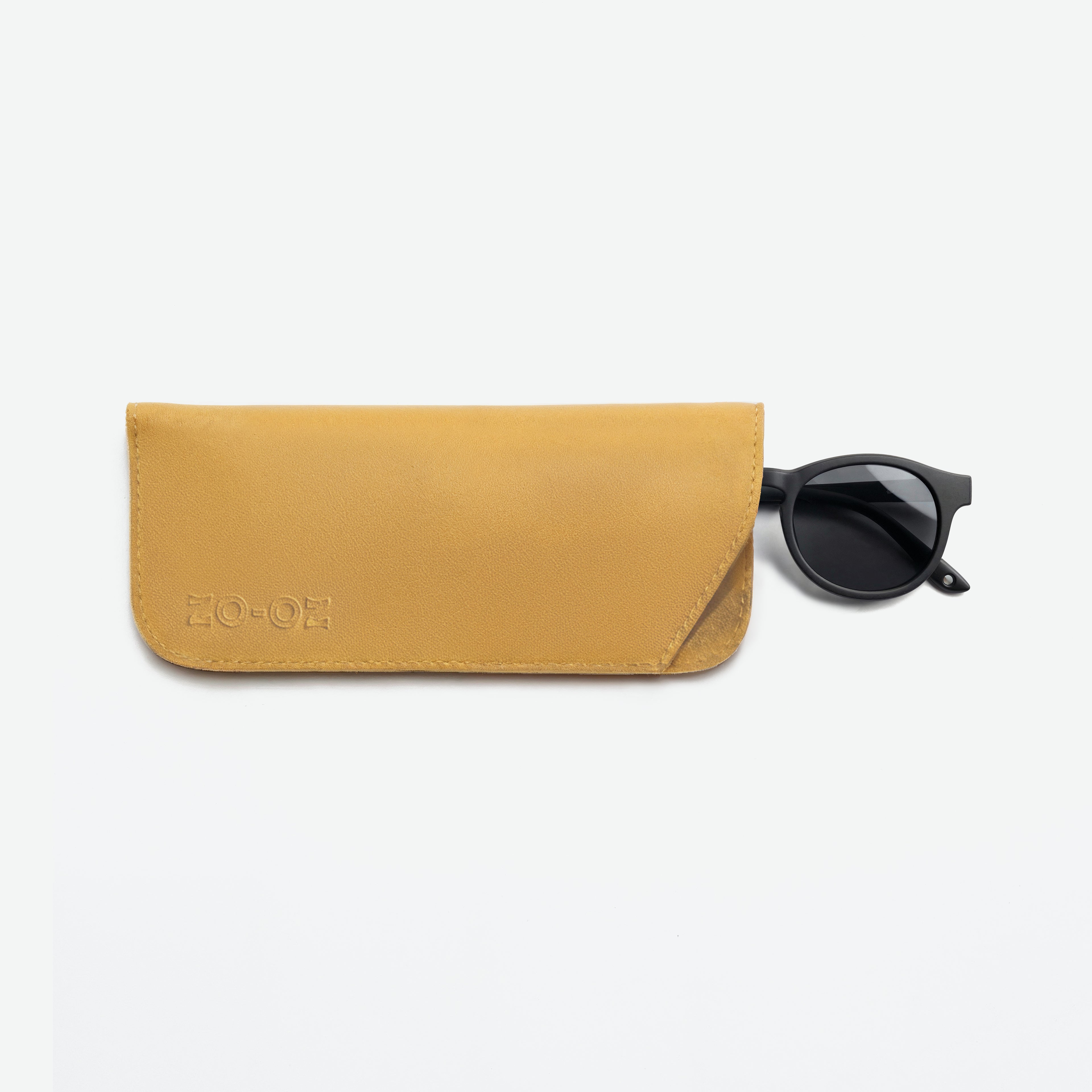 Custodia protettiva per occhiali da sole firmata zo-oz, realizzata in semilpelle giallo, con occhiali da sole Pop nero. 