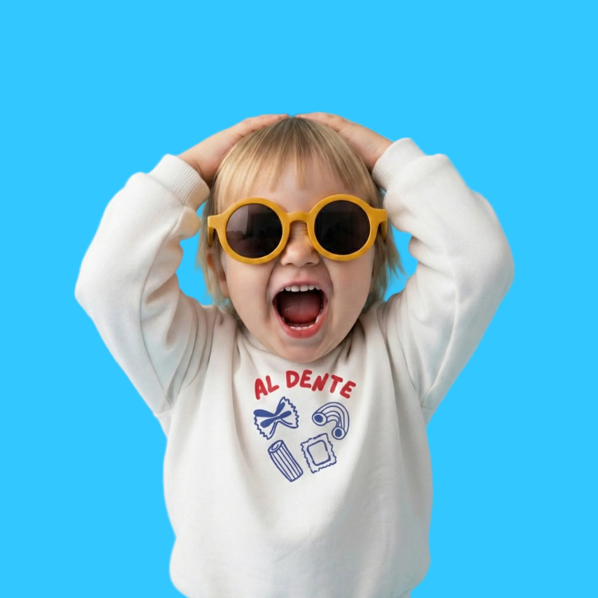 Bambino che indossa gli occhiali da sole gialli modello Bam di zo-oz montatura stile Tondo. Vista frontale che mostra come calzano sul viso nella fascia 0-2 anni.