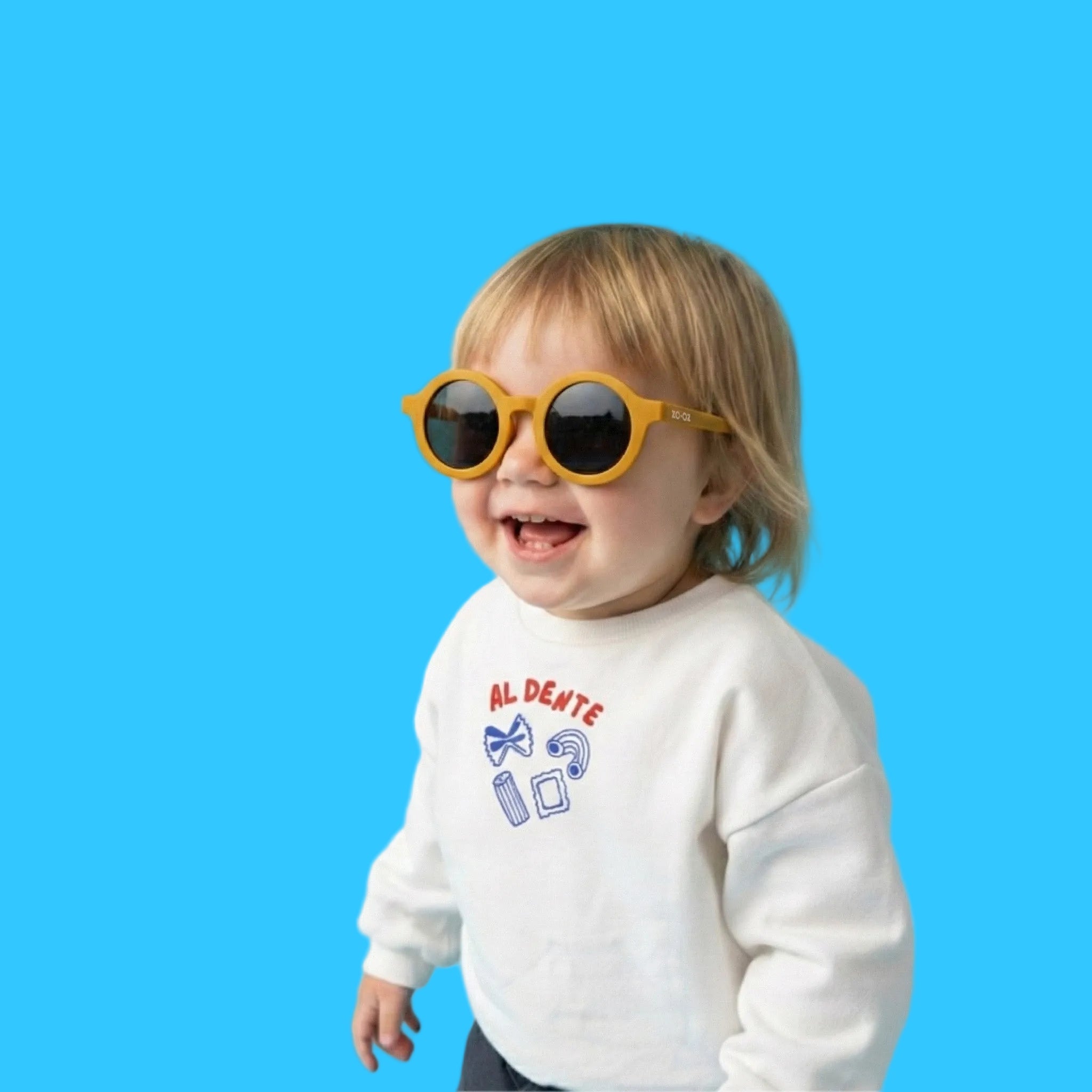Bambino che indossa gli occhiali da sole gialli modello Bam di zo-oz montatura stile Tondo. Vista laterale che mostra come calzano sul viso nella fascia 0-2 anni.