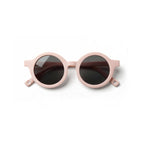 Occhiali da sole zo-oz stile tondo modello Bam rosa opaco per bambini 0-2 anni piegati e fotografati dall'alto.
