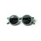 Occhiali da sole zo-oz stile tondo modello Bam verde opaco per bambini 0-2 anni piegati e fotografati dall'alto.