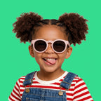 Bambina che indossa gli occhiali da sole rosa modello Beep di zo-oz montatura stile Pantos. Vista frontale che mostra come calzano sul viso nella fascia 3-5 anni.