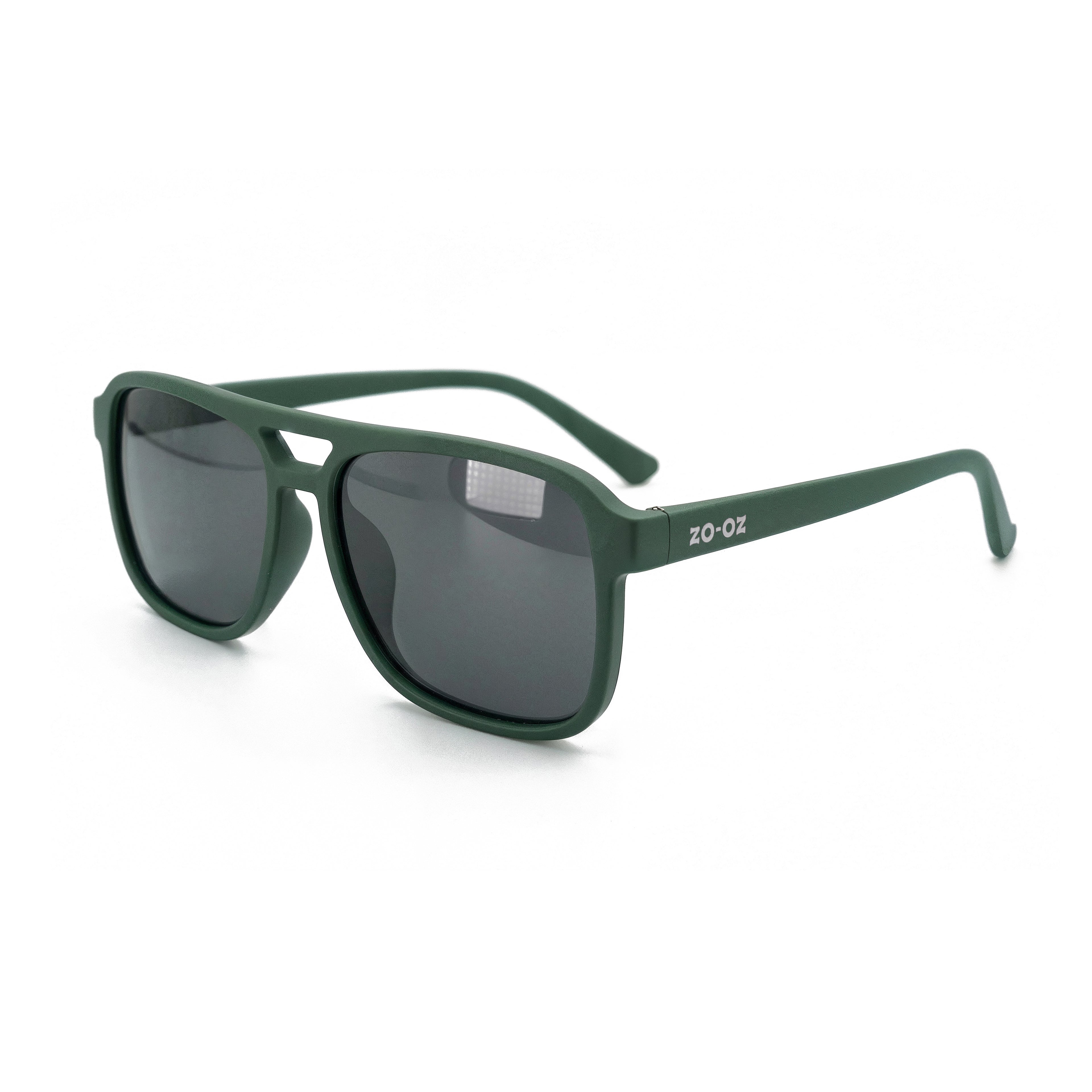 Occhiali da sole zo-oz stile aviator modello Hop verde opaco per bambini 6-12 anni. Inquadratura laterale in prospettiva con le aste aperte appoggiate su una superficie.