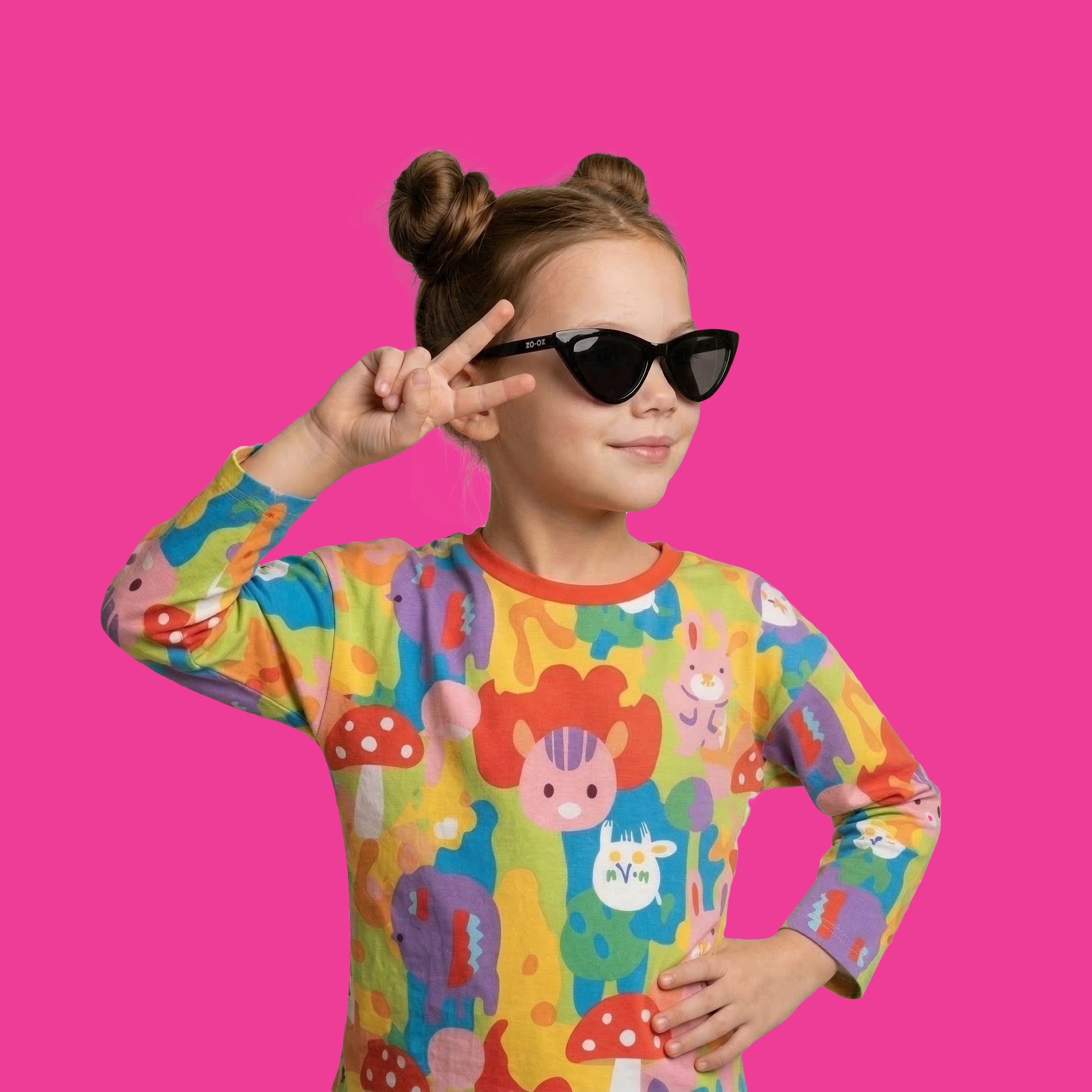 Bambina che indossa gli occhiali da sole neri modello Meow di zo-oz montatura stile Cat-eye. Vista laterale che mostra come calzano sul viso nella fascia 6-12 anni.