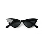Occhiali da sole zo-oz stile cat-eye modello Meow nero lucido per bambini 6-12 anni piegati e fotografati dall'alto.