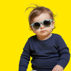 Bambino che indossa gli occhiali da sole blu modello Pop di zo-oz montatura stile Pantos. Vista frontale che mostra come calzano sul viso nella fascia 0-2 anni.