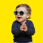 Bambino che indossa gli occhiali da sole blua modello Pop di zo-oz montatura stile Pantos. Vista laterale che mostra come calzano sul viso nella fascia 0-2 anni.