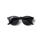 Occhiali da sole zo-oz stile pantos modello Pop nero opaco per bambini 0-2 anni piegati e fotografati dall'alto.