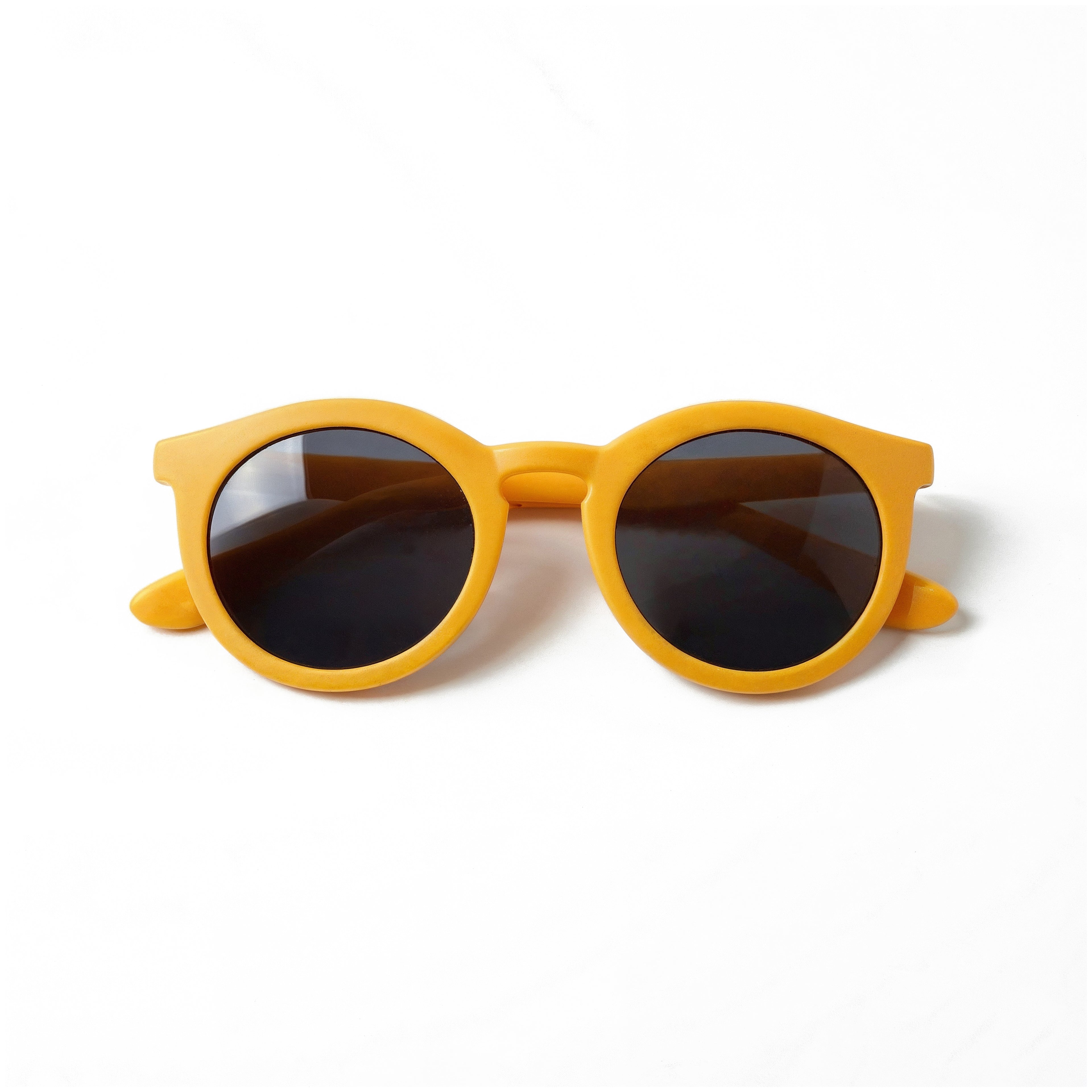 Occhiali da sole zo-oz stile pantos modello Snap giallo opaco per bambini 6-12 anni piegati e fotografati dall'alto.