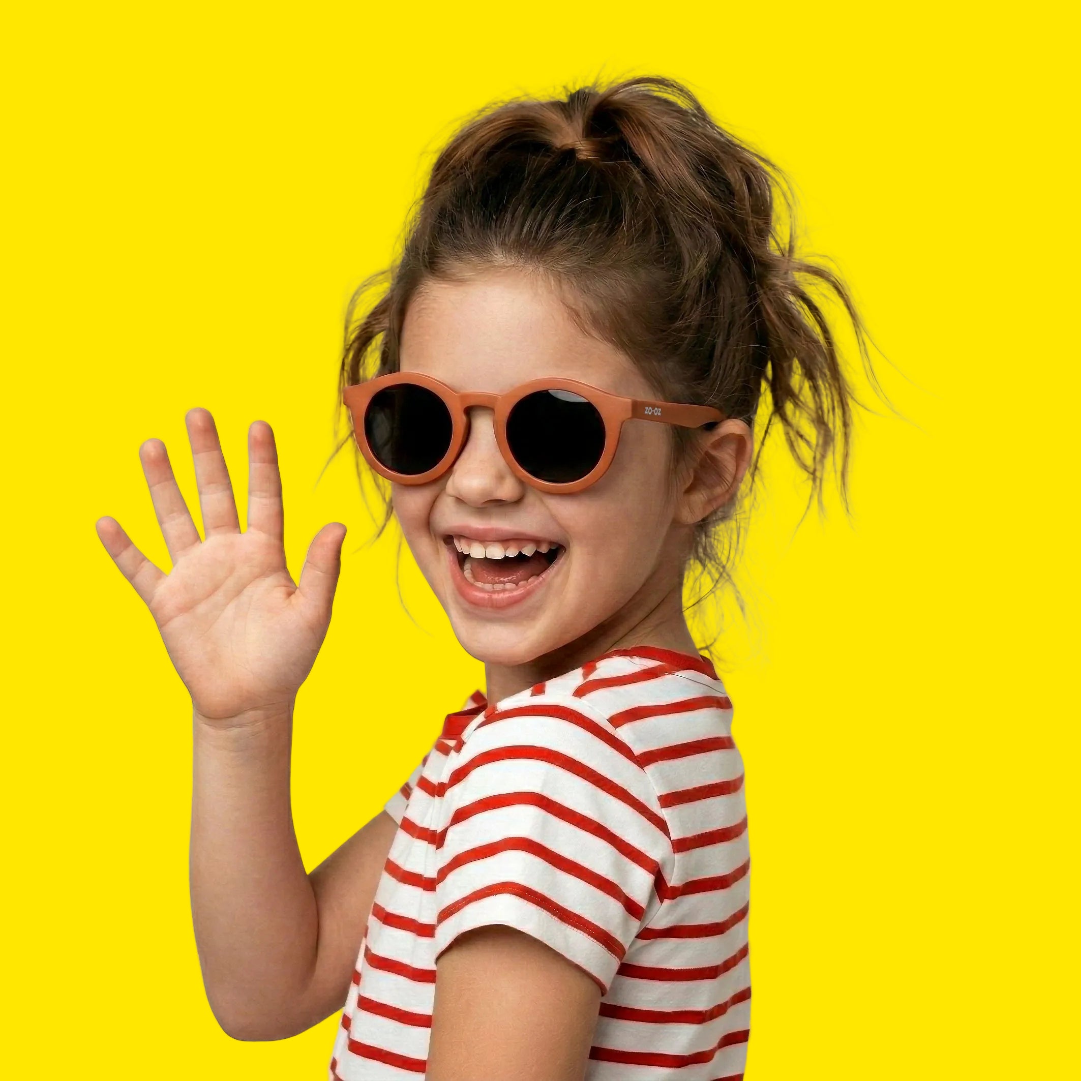 Bambina che indossa gli occhiali da sole rossi modello Snap di zo-oz montatura stile Pantos. Vista laterale che mostra come calzano sul viso nella fascia 6-12 anni.