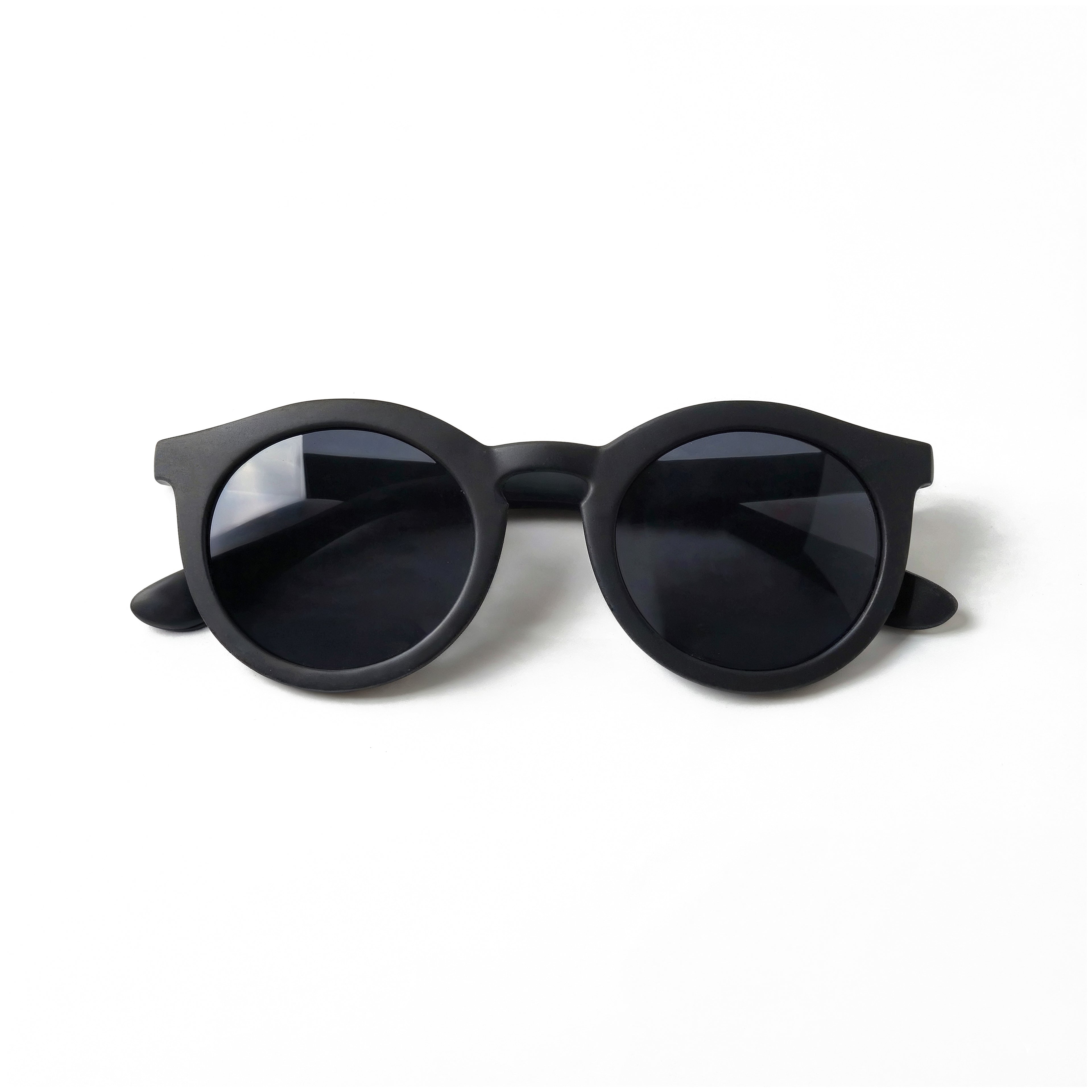 Occhiali da sole zo-oz stile pantos modello Snap nero opaco per bambini 6-12 anni piegati e fotografati dall'alto.