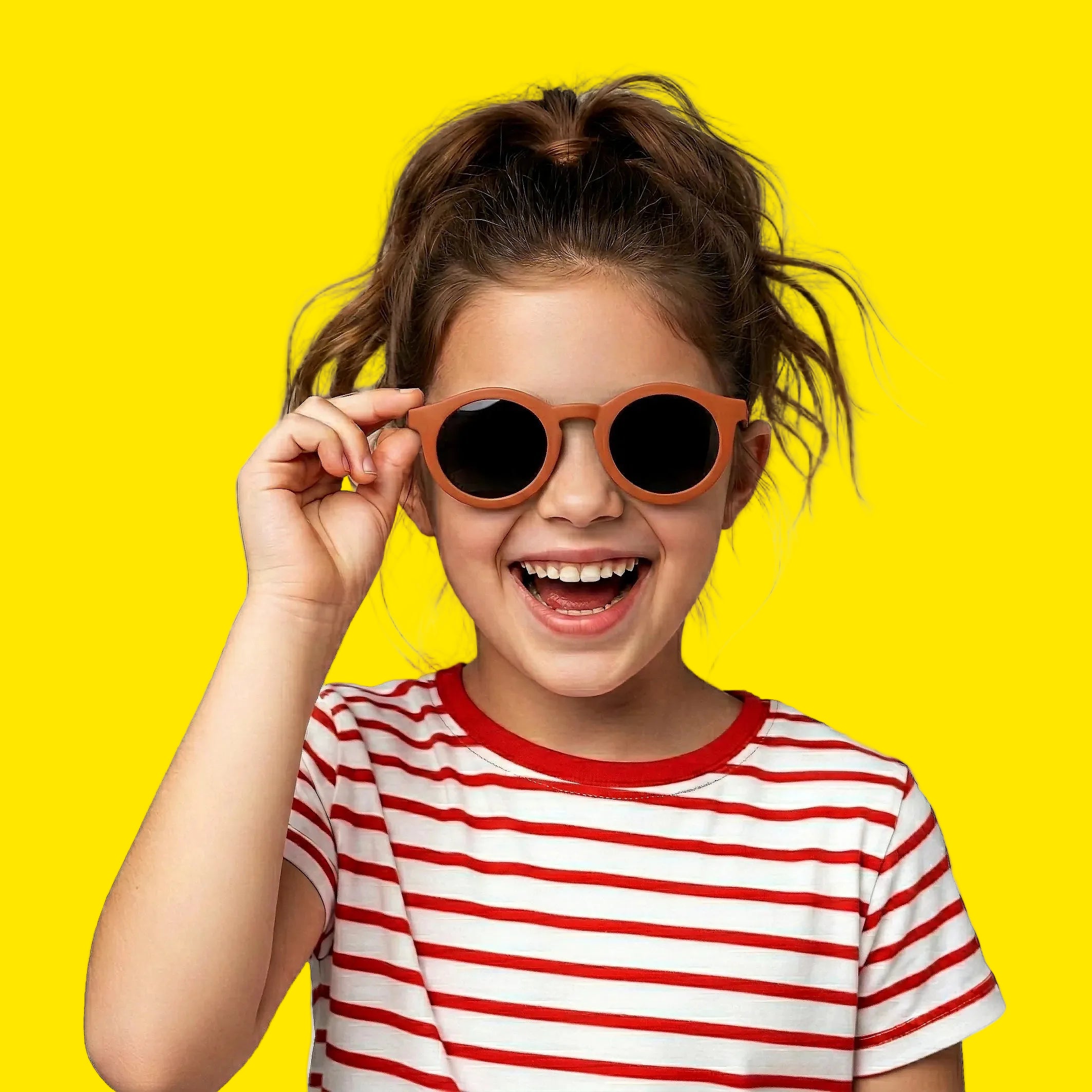 Bambina che indossa gli occhiali da sole neri modello Snap di zo-oz montatura stile Pantos. Vista frontale che mostra come calzano sul viso nella fascia 6-12 anni.