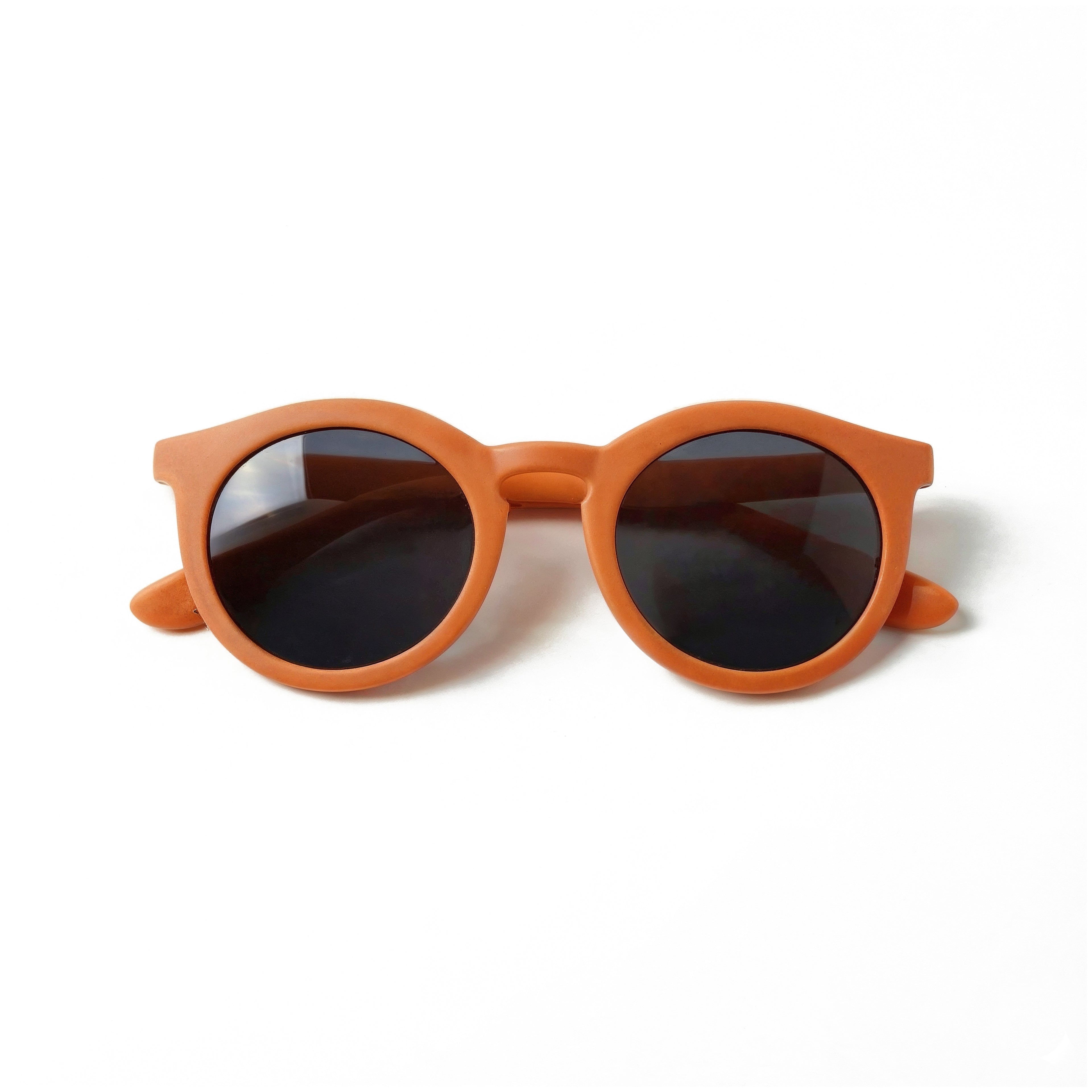 Occhiali da sole zo-oz stile pantos modello Snap rosso opaco per bambini 6-12 anni piegati e fotografati dall'alto.