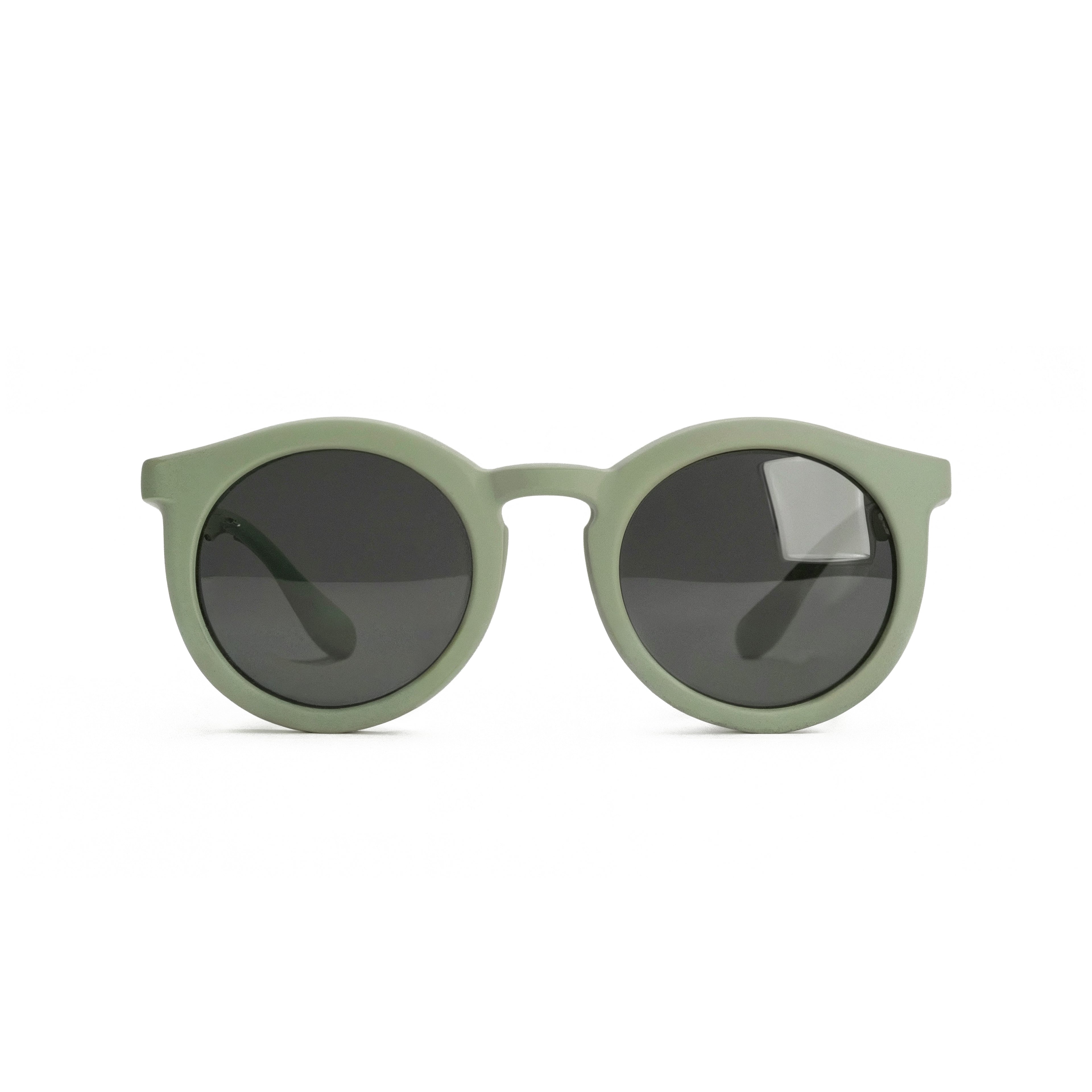 Occhiali da sole zo-oz stile pantos modello Snap verde opaco per bambini 6-12 anni. Inquadratura frontale con le aste aperte appoggiate su una superficie.