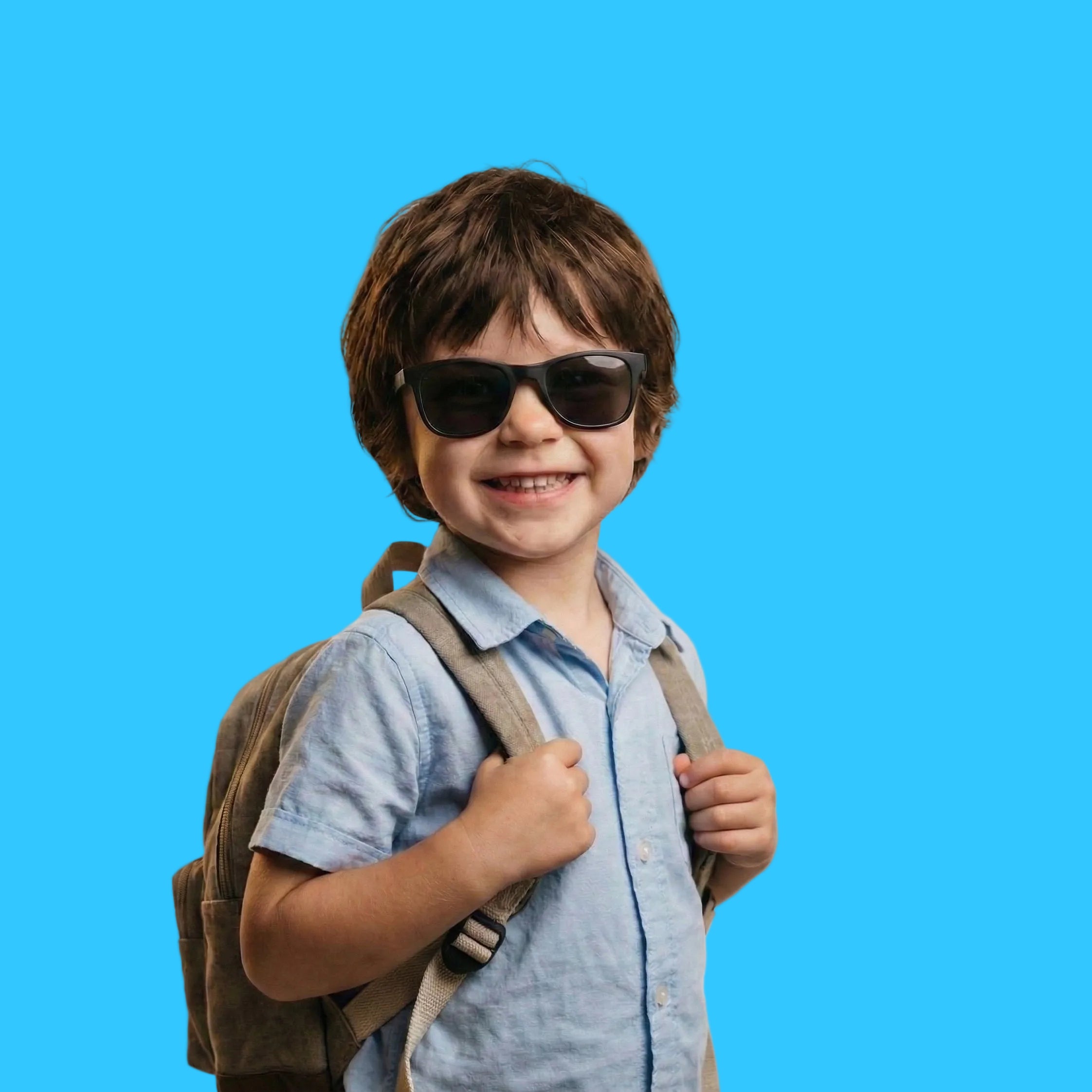 Bambino che indossa gli occhiali da sole neri modello Splash di zo-oz montatura stile Wayfarer. Vista frontale che mostra come calzano sul viso nella fascia 3-5 anni.
