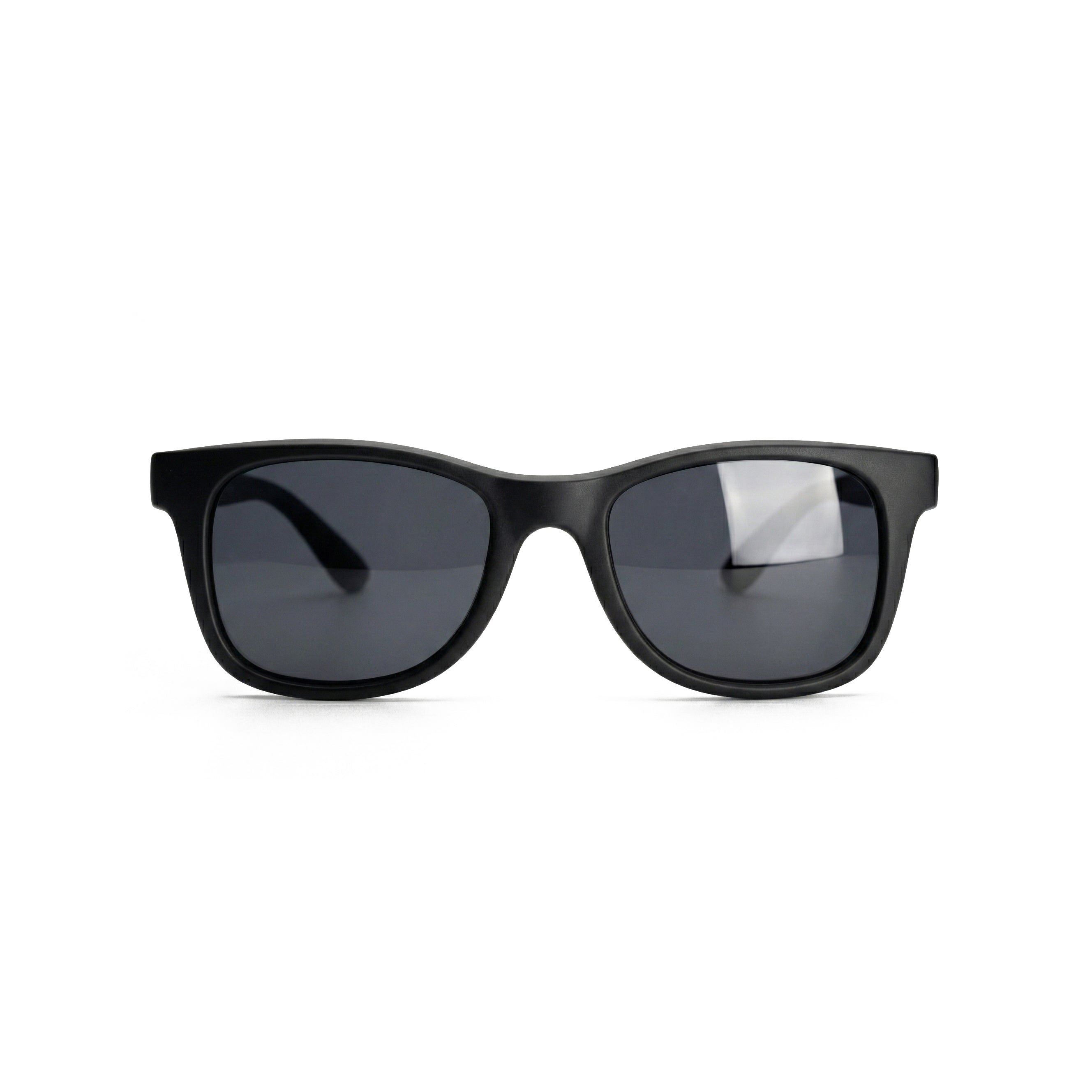 Occhiali da sole zo-oz stile wayfarer modello Splash nero opaco per bambini 3-5 anni. Inquadratura frontale con le aste aperte appoggiate su una superficie.