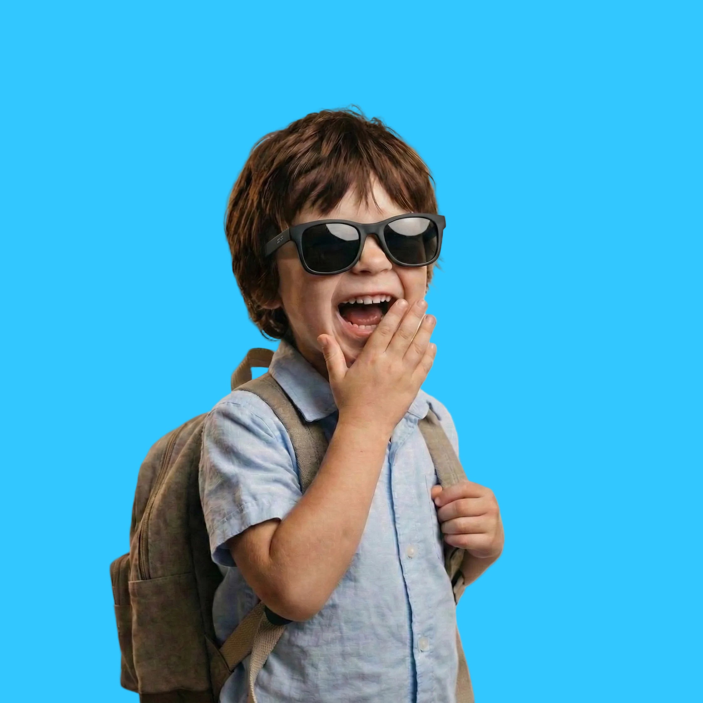 Bambino che indossa gli occhiali da sole neri modello Splash di zo-oz montatura stile Wayfarer. Vista laterale che mostra come calzano sul viso nella fascia 3-5 anni.