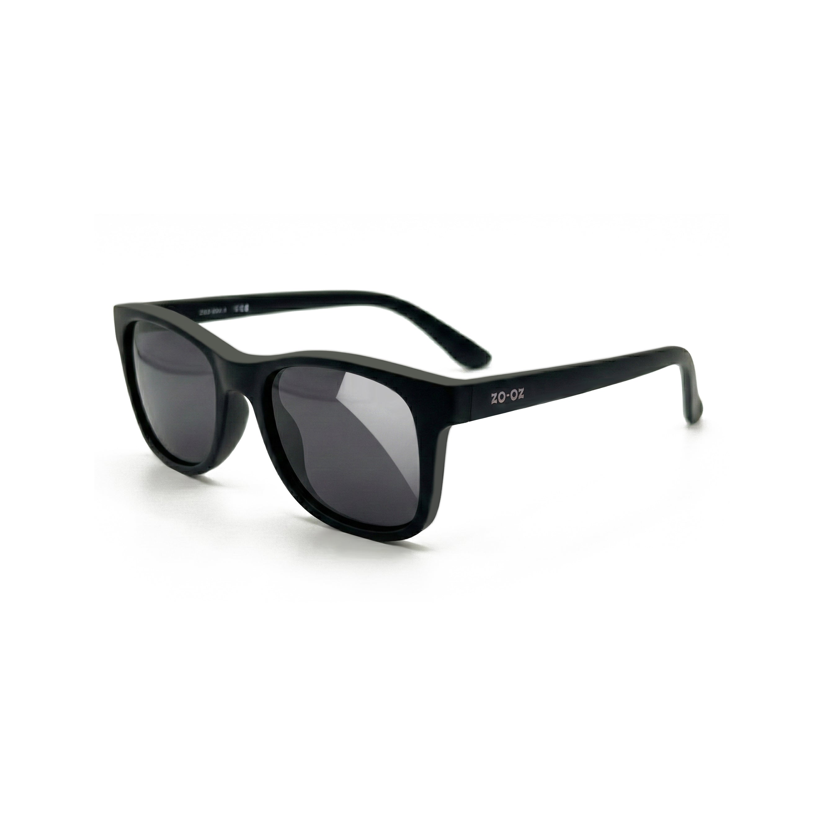 Occhiali da sole zo-oz stile wayfarer modello Splash nero opaco per bambini 3-5 anni. Inquadratura laterale in prospettiva con le aste aperte appoggiate su una superficie.
