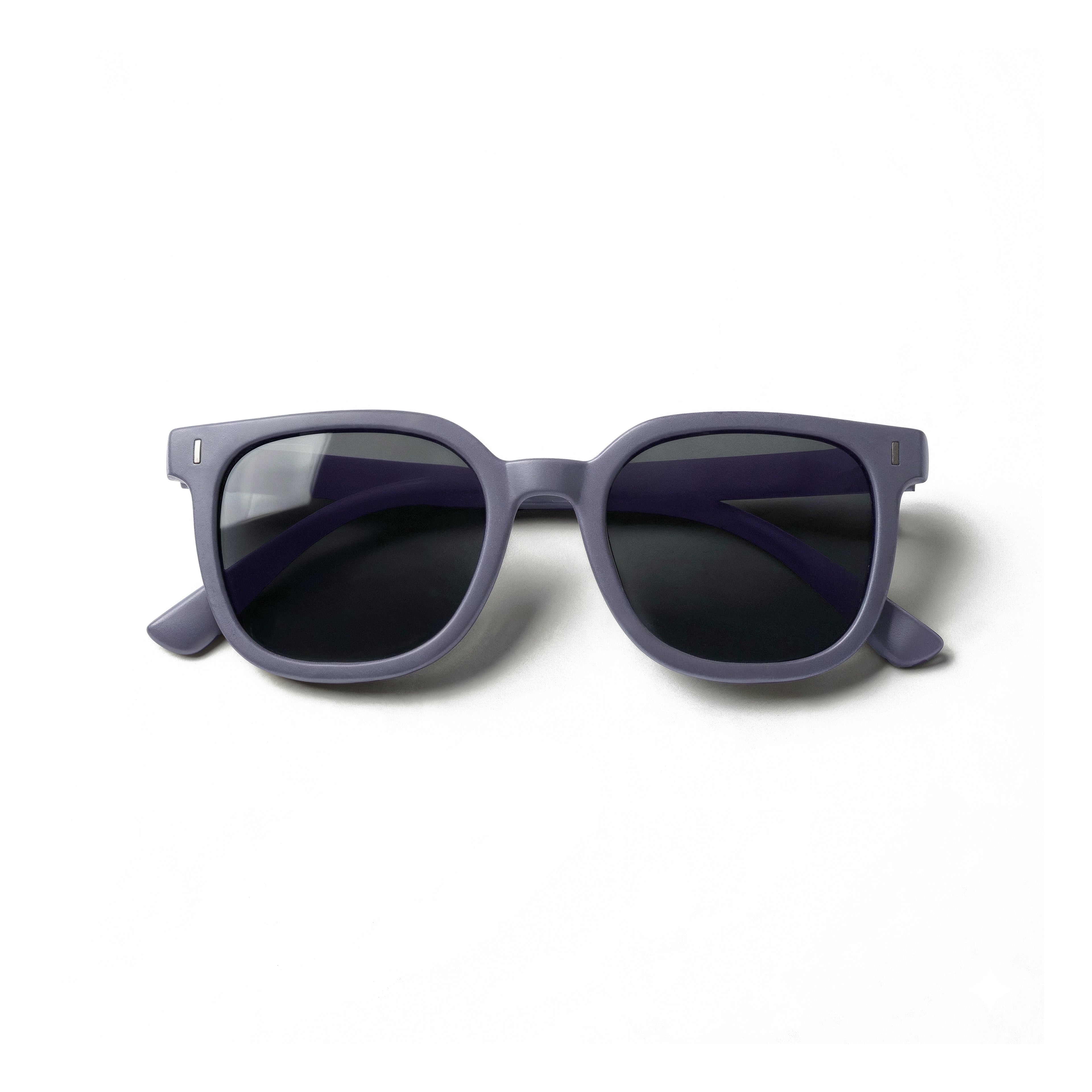 Occhiali da sole zo-oz stile wayfarer modello Zip blu opaco per bambini 6-12 anni piegati e fotografati dall'alto.