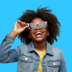 Bambina che indossa gli occhiali da sole neri modello Zip di zo-oz montatura stile Wayfarer. Vista frontale che mostra come calzano sul viso nella fascia 6-12 anni.