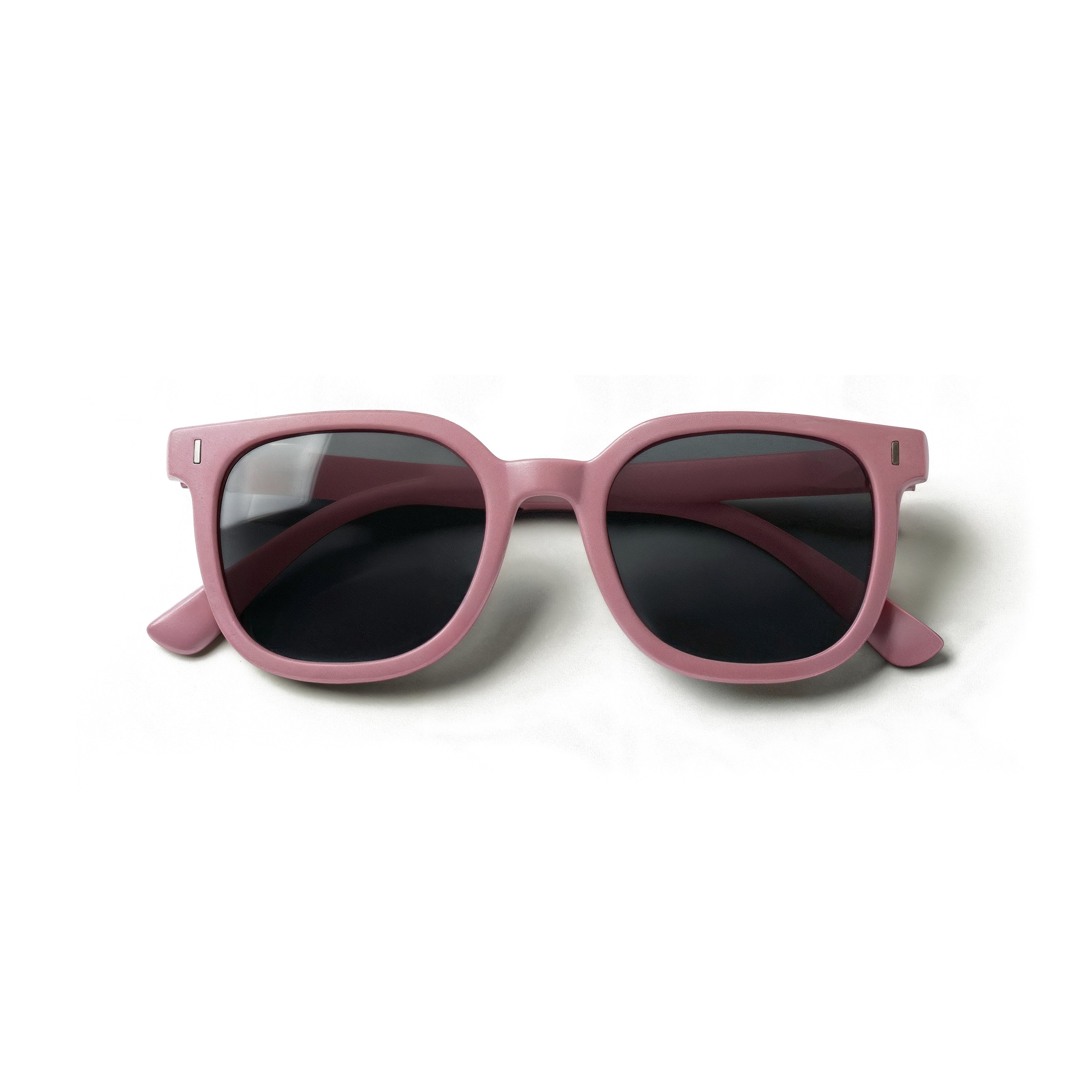 Occhiali da sole zo-oz stile wayfarer modello Zip rosa opaco per bambini 6-12 anni piegati e fotografati dall'alto.