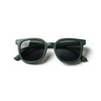 Occhiali da sole zo-oz stile wayfarer modello Zip verde opaco per bambini 6-12 anni piegati e fotografati dall'alto.