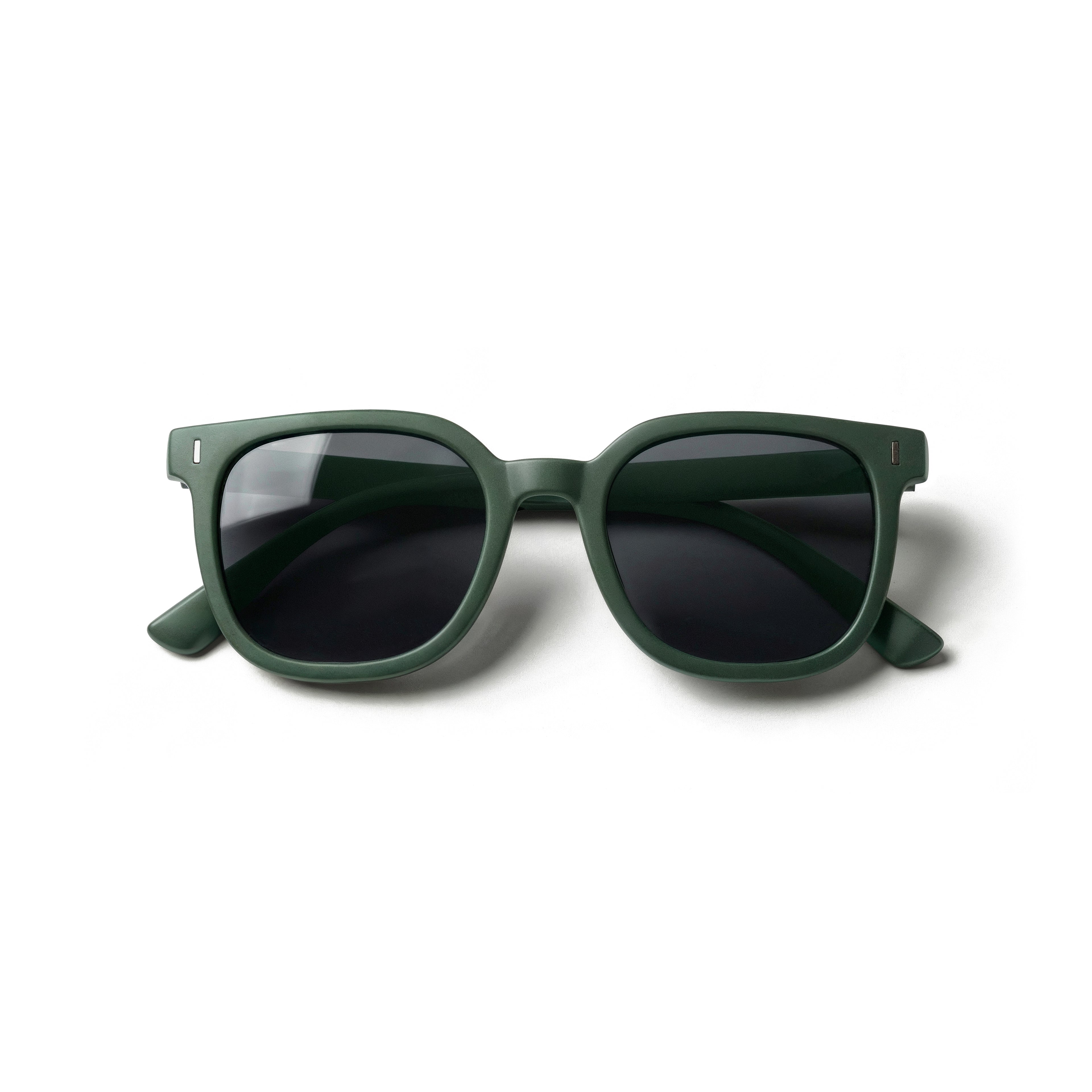 Occhiali da sole zo-oz stile wayfarer modello Zip verde opaco per bambini 6-12 anni piegati e fotografati dall'alto.